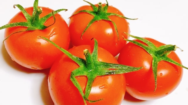 トマトの皮は栄養たっぷり！効果的な食べ方は油との組み合わせ！