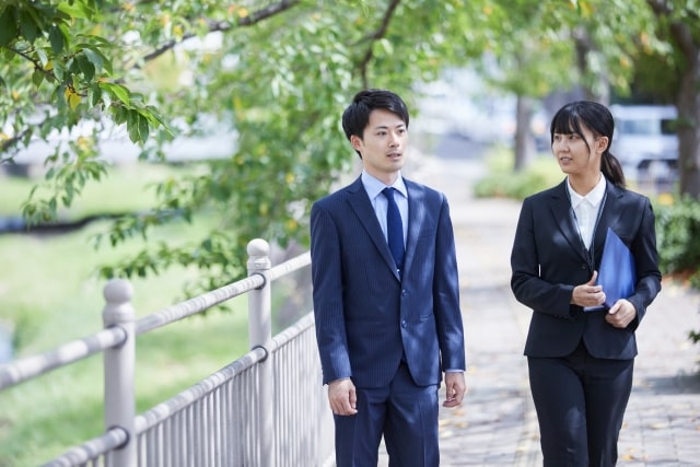 会話している男女